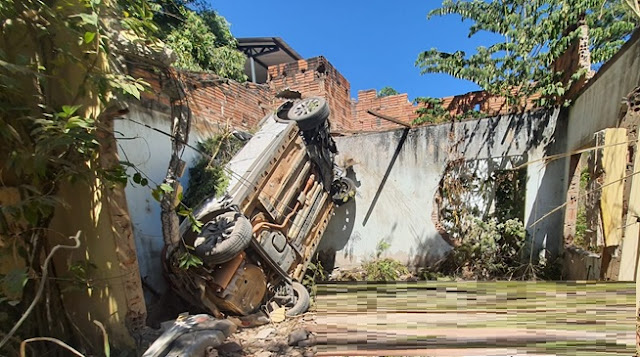 Motorista perde controle da direção e só para ao atingir residência em Barreiras