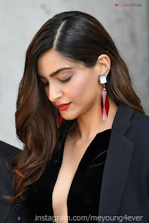 Sonam Kapoor looks absolutely fabulous in Black   .xyz Exclusive 010.jpg