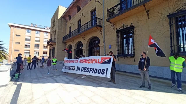 protesta frente al ayuntamiento de Getxo por la eliminación del servicio de terapia ocupacional en la Residencia Municipal