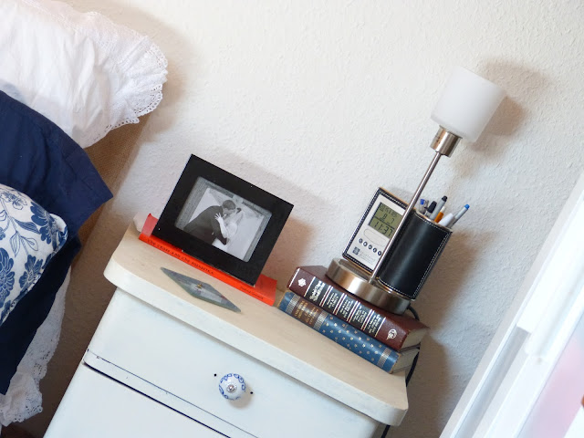 I love how she worked with the slanted walls making the small aparment bedroom still feel there is a lot of space! And she was able to put away so many things and it looks beautiful. Check it out!