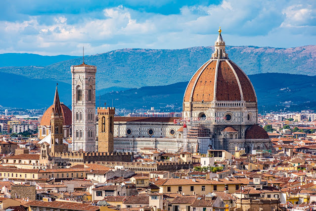 Auf dem Foto ist die Stadt FLorenz und der Dom zu erkennen. Wer die Renaissance-Metropole Florenz schon einmal besucht hat, war sicherlich sofort ihrem Charme erlegen. Diese Kunststadt befindet sich am Fluss Arno und ihre berühmtesten Bauwerke sind wohl die Ponte Vecchio, der Palast und der Dom. Natürlich gibt es da vielmehr zu entdecken. Diese Stadt wird von vielen Kunst- und Sprachstudenten bewohnt. Diese geben abends sehr oft, nur mit einer Gitarre bewaffnet ein Ständchen auf den Palast-Treppen zum Besten. Dazu ein Gläschen Chianti und der Abend ist perfekt. Ich persönlich bin schon sehr lange verliebt in diese Stadt.