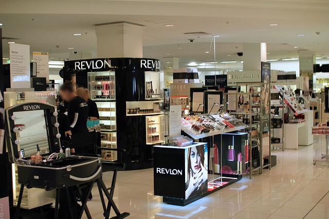 百貨店の中の化粧品店（REVLON）