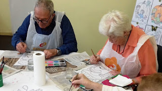 Usuàries d'Aviparc al taller de manualitats