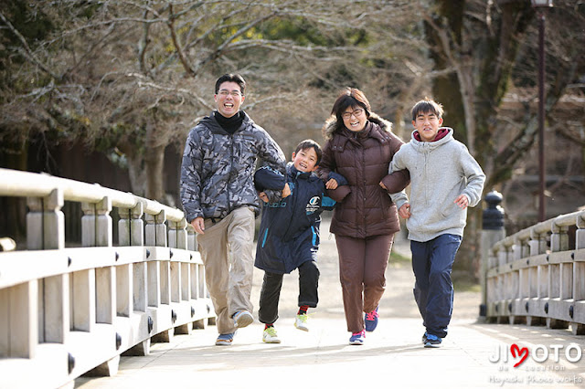 奈良公園で家族の記念撮影