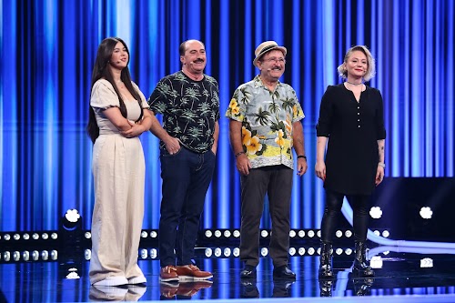 Romică Țociu și Cornel Palade, însoțiți de fiicele lor, Daria și Ada, pe scena emisiunii iUmor