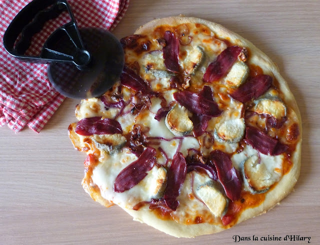 Ma pizza chic aux magrets de canard fumé, crottin de chèvre et oignon rouge