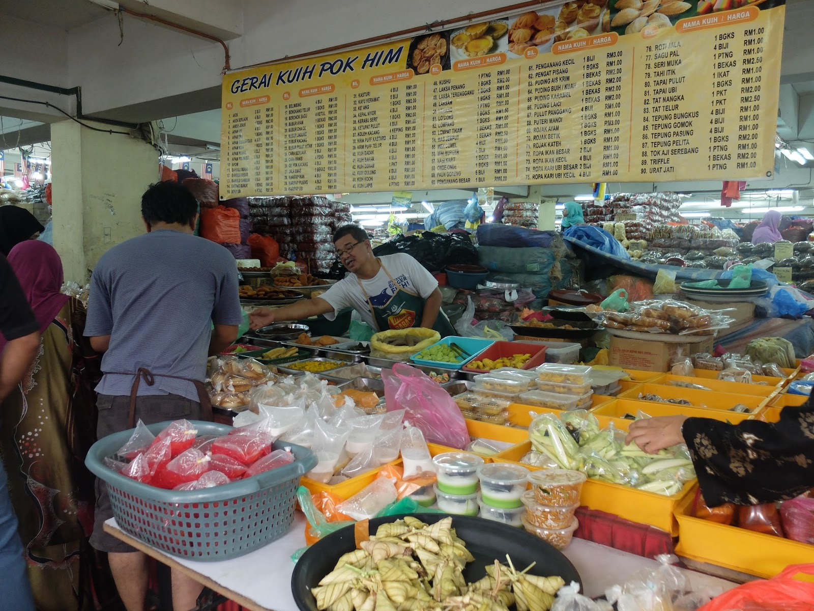 Gerai Kuih Pok Him 'Sayang' Popular Di Pasar Payang
