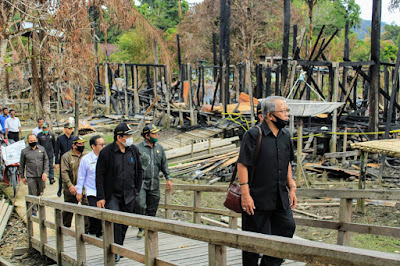 Tinjau Lokasi Kebakaran Nanga Nyabau, DPRD Kapuas Hulu Serahkan Bantuan