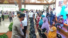 Kabareskrim Polri Bagikan Paket Sembako Untuk Warga Yang Ikut Vaksinasi Di Blora Jawa Tengah