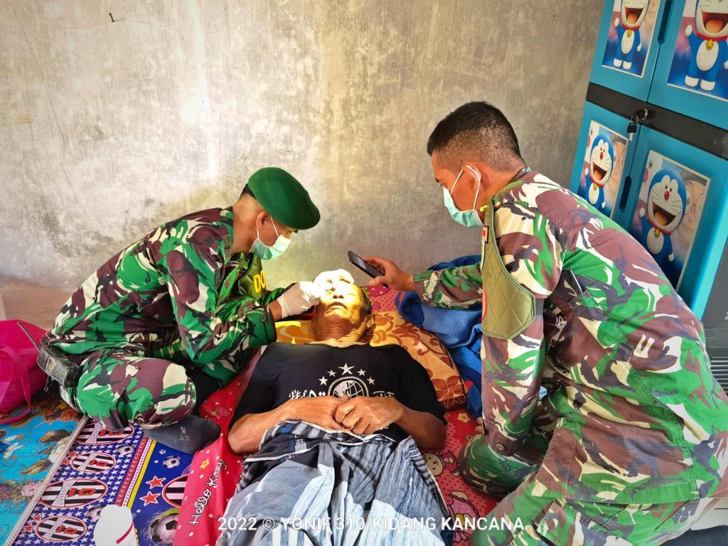Wujudkan TNI Peduli Rakyat, Prajurit Kesehatan Kodam Siliwangi Lakukan Aksi Pengobatan Gratis Door to Door