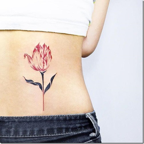 la_flor_habla_por_s_so_por_lo_tanto_no_tenga_miedo_de_aparecer_solamente_una_en_la_espalda