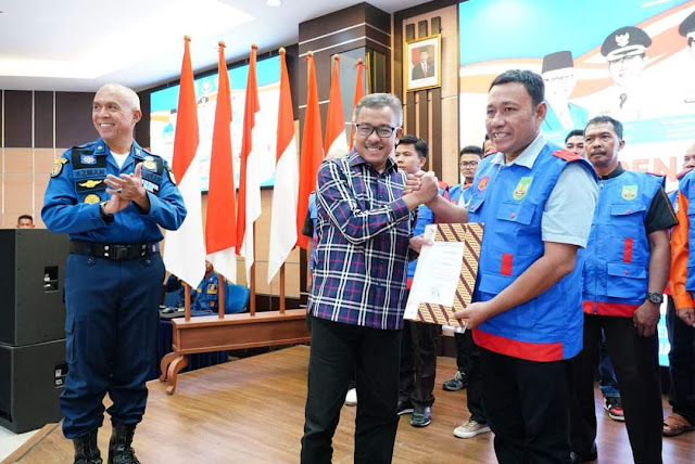 Jefridin Kukuhkan 240 Anggota Redkar yang Dibentuk Dinas Damkar Kota Batam