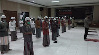 Polres Metro Bekasi Kota Berikan Pelajar Siraman Rohani dan Alat Solat