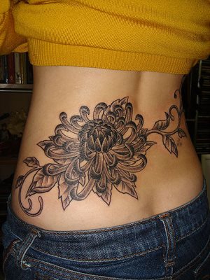 hermoso dibujo con flores en la espalda baja de la mujer