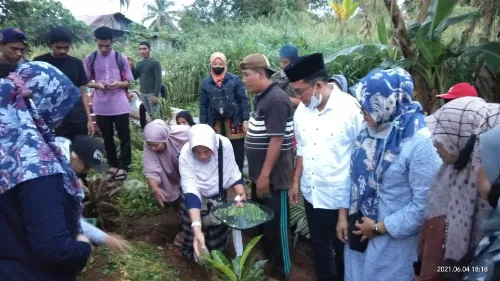 Wawako Erwin Yunaz Lepas Jenazah Ustazah Rizka, Guru PPKn ICBS.