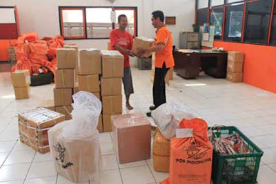 Ambon, Malukupost.com - Wakil Kepala Kantor Pos Ambon Salahudin Anwar menyatakan, pengiriman uang dan paket barang menjelang Idul Fitri 1439 H meningkat 300 persen daripada hari-hari biasa. "Volume pengiriman baik paket maupun uang meningkat tiga kali lipat. Peningkatan ini bahkan sudah terjadi sejak awal Ramadhan," katanya di Ambon, Kamis (14/6).