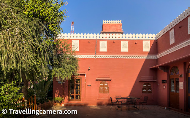 The location of the hotel is just perfect. Even though it is right next to the railway station, it is very quiet and peaceful. And it is walking distance from all places to see in old Bikaner. So after parking our car, we could explore the whole city on foot. And this was priceless. After having some interesting street food at the Station Rd, we came back to the hotel at around 9pm and were ready to crash.