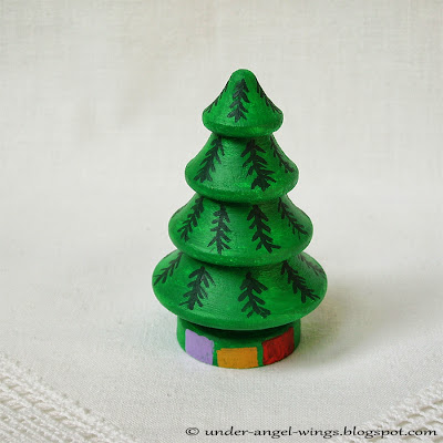 DIY tutorial creating the wooden painted Christmas tree