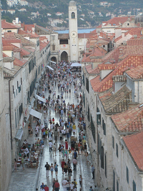 by E.V.Pita.... Dubrovnik (Croatia) city walk (1,5 hours) / por E.V.Pita.... Paseo por Dubrovnik (Croacia) en 1,5 horas ... http://thecrazytourist.blogspot.com/2012/03/dubrovnik-croatia-city-walk-15-hours.html 