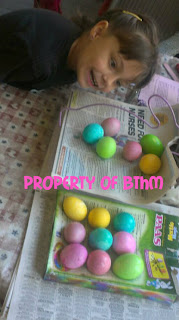 dyeing easter eggs 4