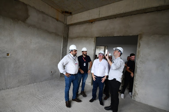 João Azevêdo autoriza reforma e ampliação de hospitais e inspeciona obras de construção do Trauma do Sertão, em Patos