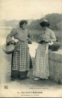 pays basque 1900 femme courrier fontaine