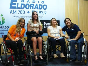  Mara ao centro das três convidadas no stand da Eldorado na Reatech