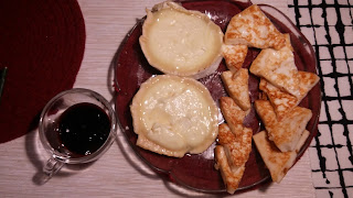 Queso ahumado y rulo de cabra a la plancha con mermelada de Tuno Indio