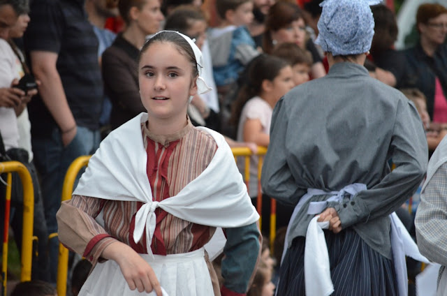 Amaia lleva hasta las fiestas de Llano las danzas vascas al aroma del chocolate de San Juan