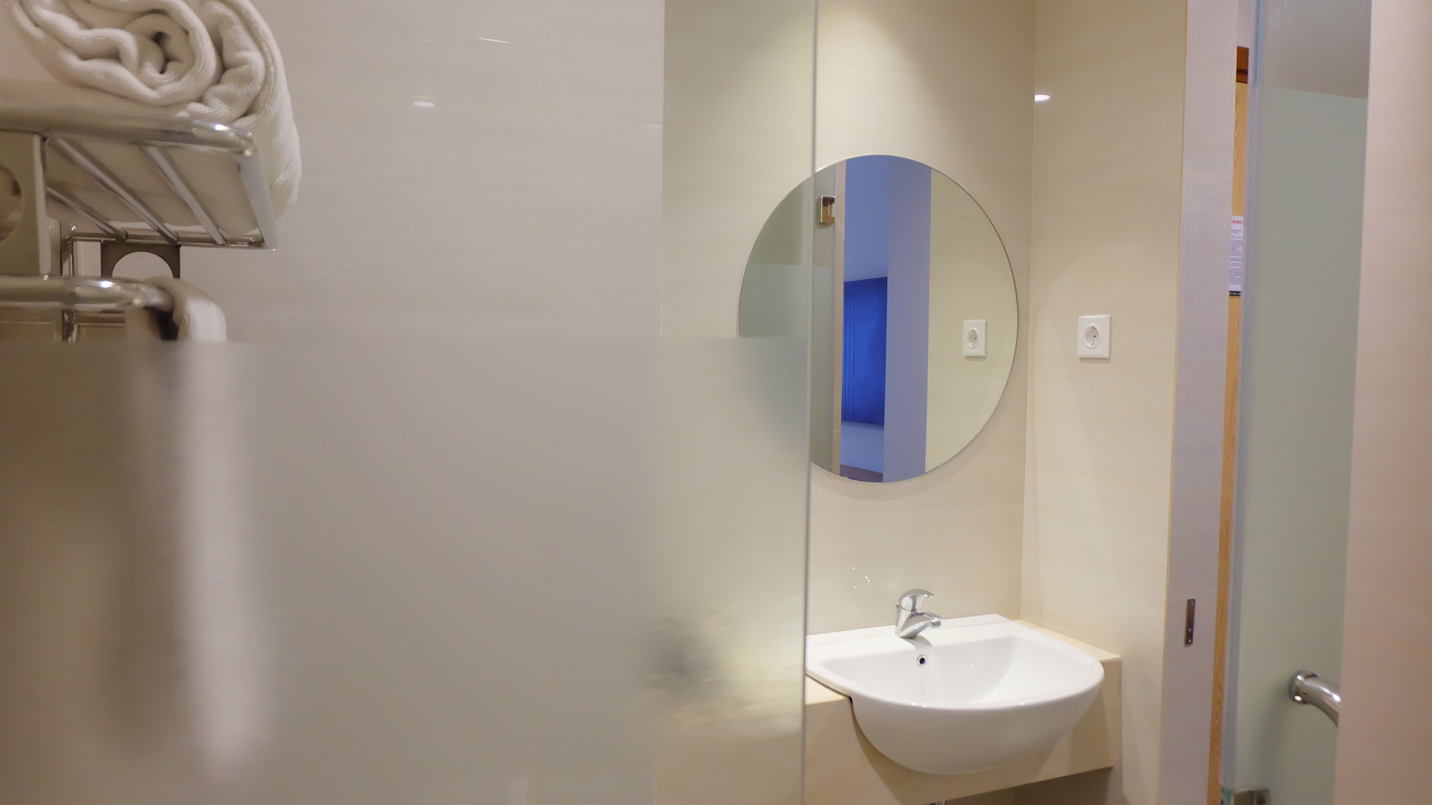 Hotel Azana Asia Cilacap - Bathroom