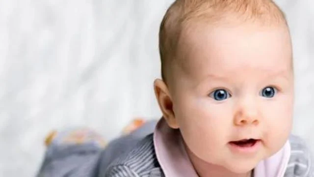 Bebê menino lindo