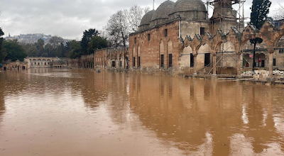 İbrahim'e düşmanlık besleyen Nemrut, Hz. İbrahim'i küçük bir tepenin üzerine kurduğu mancınıklara (sütunlara) gerdiği halat ile tepenin aşağısında yanan ateşe fırlatır. Hz. İbrahim'in atıldığı yerdeki ateşin göle, ateşte yanan odunlarınsa balıklara dönüştüğüne inanılır.