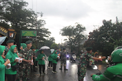 Hujan Mengguyur, Persit Yonif Raider 300 Bersama Prajurit Tetap Semangat Bagi Takjil Untuk Masyarakat