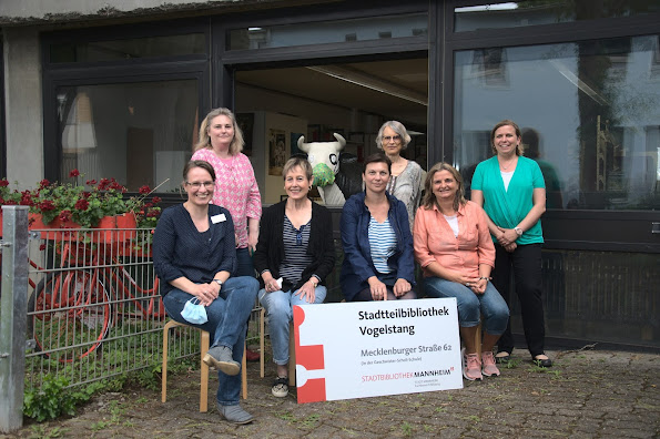 Sitzend, links nach rechts: Fr. Kalinke (Leiterin der Zweigstelle Vogelstang), Fr. Flechsig (Beirat), Fr. Stevanovic (Kassenverwalterin), Fr. Baum (Beisitzerin) - Stehend, links nach rechts: Fr. Sievers (1. Vorsitzende), Liselotte (Maskottchen), Fr. Schaeuble (Schriftführerin), Fr. Ratzel (2. Vorsitzende)