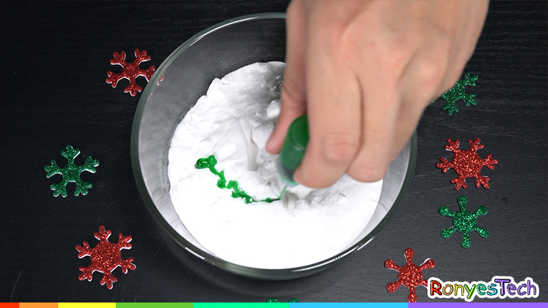 Melting Baking Soda Christmas Tree ACtivity for Kids