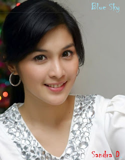 Foto Artis Cantik on Foto Sandra Dewi   Artis Indonesia Cantik   Saraung Blue Sky