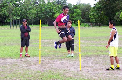 DEDI Iman (melompat) semangat menjalani latihan yang dipantau pelatih kiper, H Ismairi. 