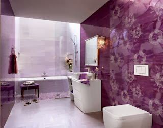 Baño decorado con morado