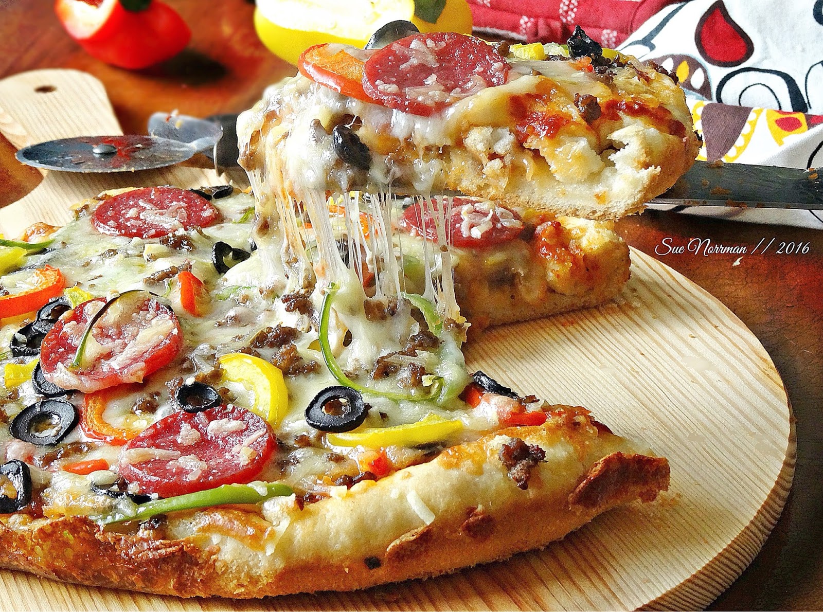 PIZZA DAGING DAN SALAMI YANG LEMBUT ~ Swesia's Journey