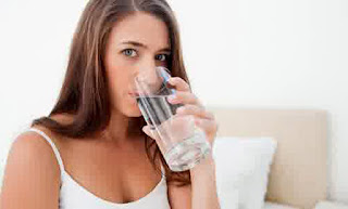 5 Manfaat Menakjubkan Minum Air Putih Sebelum Tidur