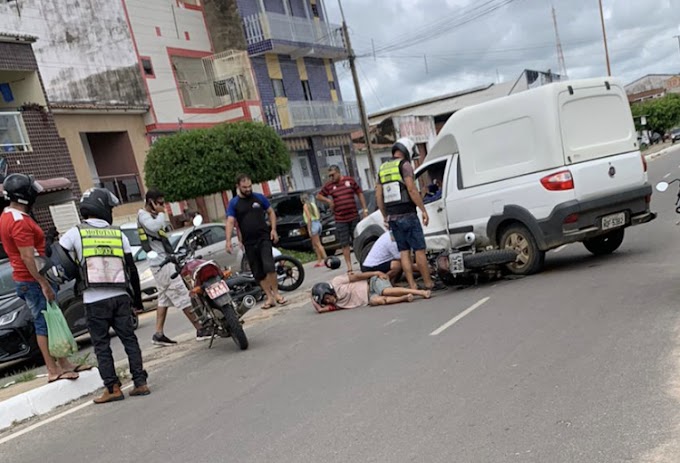 Duas pessoas ficam feridas em acidente envolvendo um carro e duas motos na cidade de Cajazeiras, PB