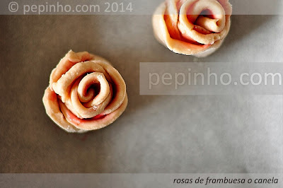 Rosas de ricotta con frambuesa y aroma de rosas