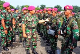 MENINJAU PASUKAN – Kepala Staf Pasmar-1 Kolonel MarinirPurwadi (Dispen Kormar)