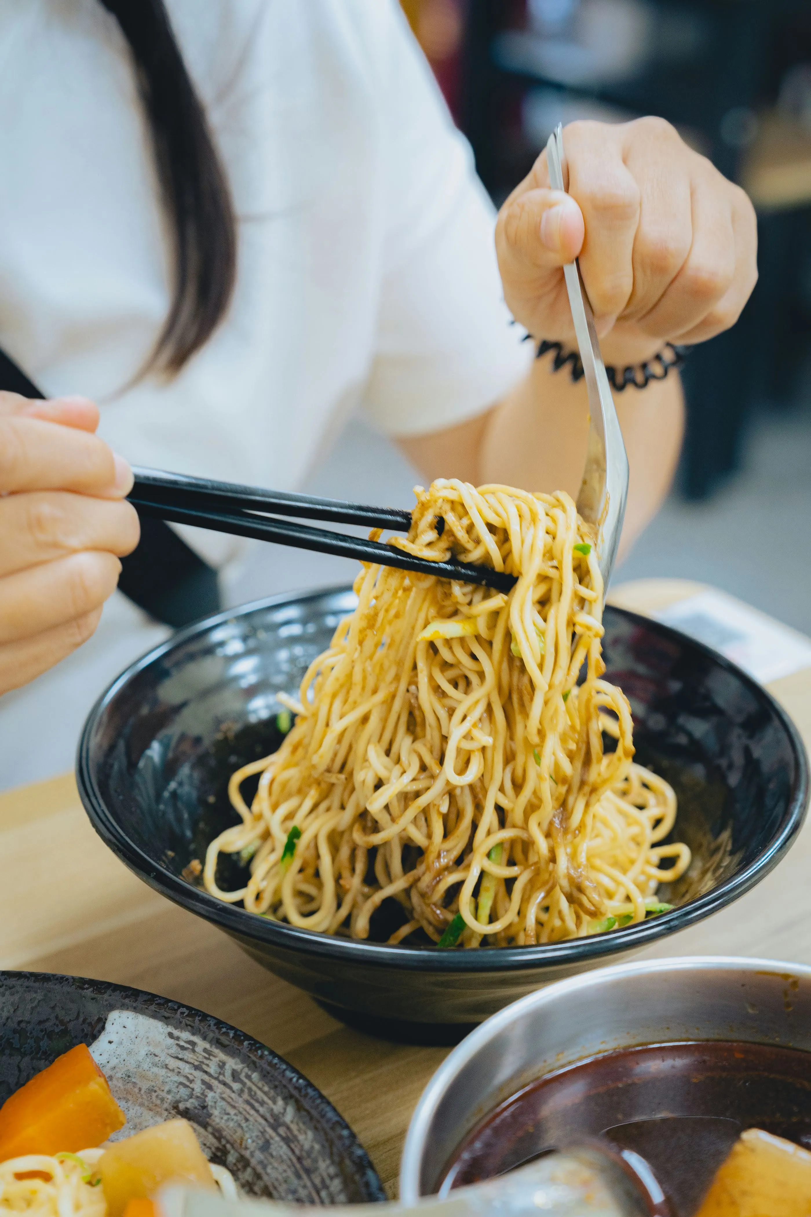 《台南｜安平》張媽媽麵食館，來自台南二空的好味道！涼麵跟麻辣鴨血豆腐的組合你試過了嗎？