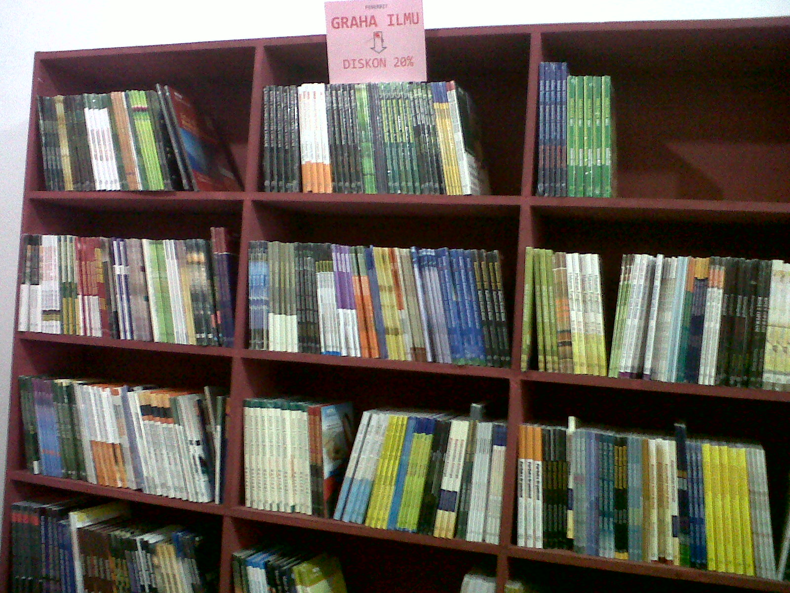 BANDAR BUKU  Foto  foto  Susunan Buku  di Etalase Kedai Bandar Buku 
