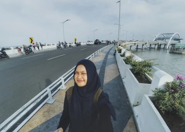 Foto cantik di Jembatan Kenjeran