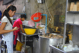 Nai Ek Roll Noodles. Michelin Plate Kway Chap in Yaowarat Bangkok Chinatown 陳億粿條