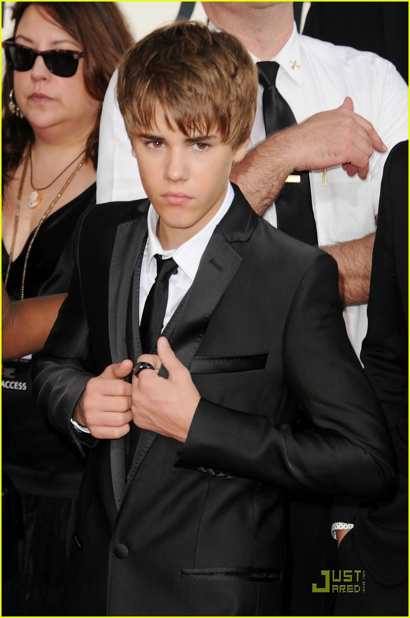 justinbieber selenagomez purity ring golden globes 2011 Justin Bieber wears