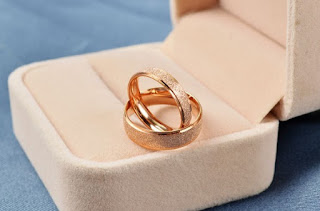 cincin tunangan emas polos