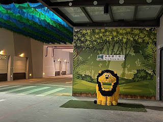 嘉義縣故宮南院走路兩分鐘可到的網路熱門親子飯店棒棒積木飯店，附近景點有故宮南院,棒棒鯨奇樂園,南故宮235新樂園,蒜頭糖廠蔗埕文化園區,嘉義長榮文苑酒店2等.其中棒棒鯨奇樂園是南台灣最大的市內遊樂園，約2000坪的室內主題遊樂園，分別為鯨奇海洋館與拓展運動館兩大館，八大主題區域。親子餐廳和DIY教室